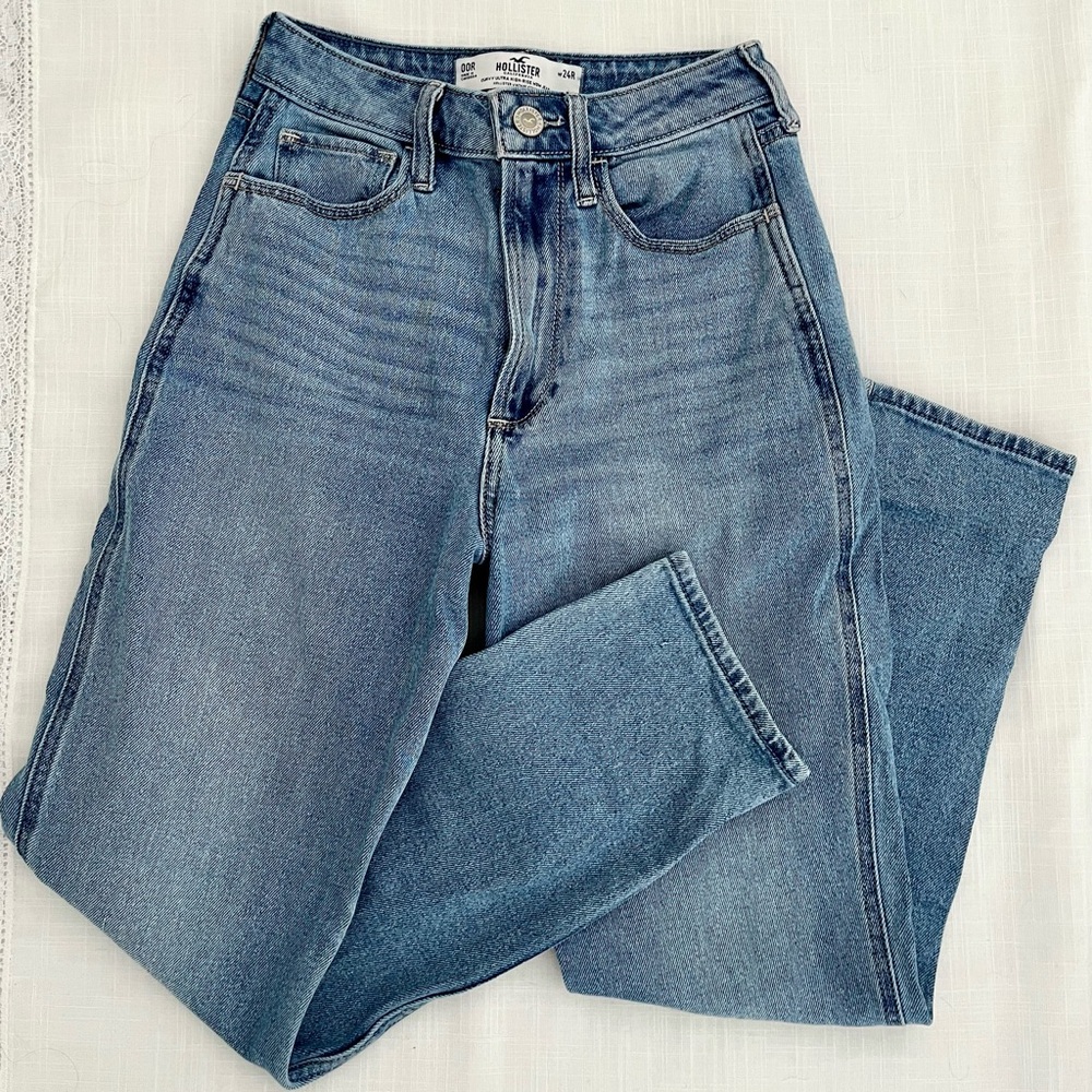 Hollister Curvy Ultra High-Rise Mom Jeans - Classic Blue